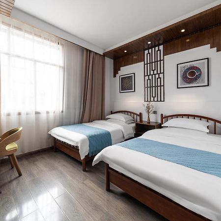 Fenghuang Weijianshan Guesthouse Bagian luar foto